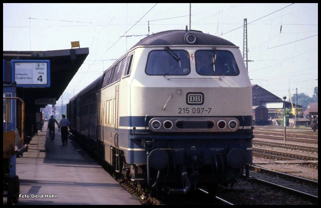 215097 mit E 7999 nach Crailsheim hält am 3.5.1990 um 16.38 Uhr in Lauda.