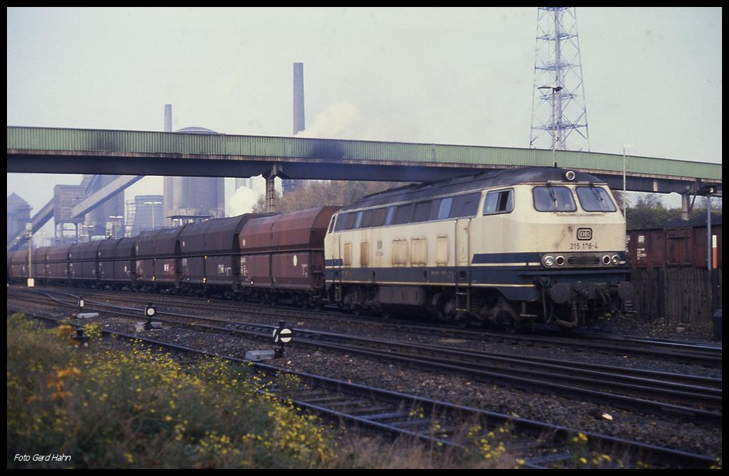 215126 fährt am 25.10.1989 um 10.08 Uhr mit einem Kohlezug aus Alsdorf in Richtung Eschweiler ab.