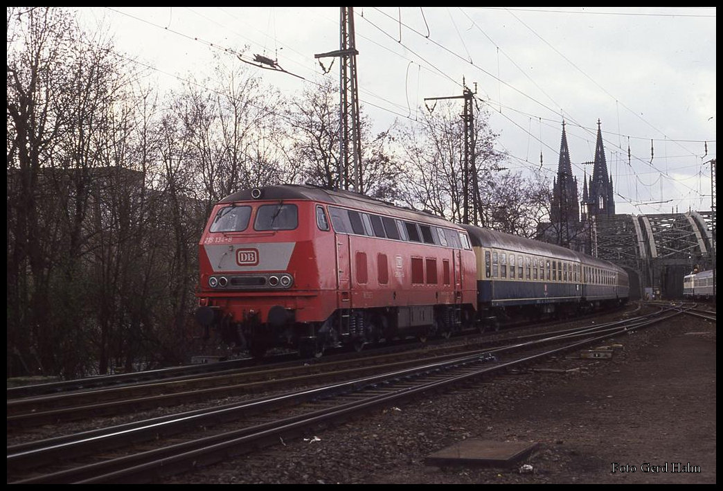 215134 fuhr am 25.3.1993 um 14.38 Uhr mit einem Eilzug aus Trier in den Bahnhof Köln Deutz ein.