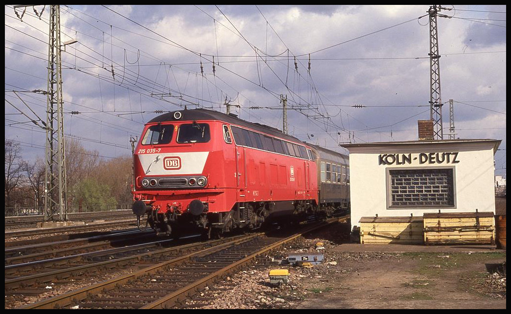 215134 ist hier am 25.3.1993 um 14.38 Uhr mit dem E aus Trier in Köln Deutz unterwegs.