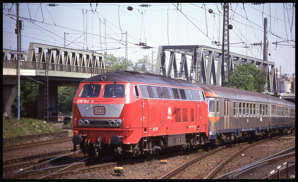 215135 fährt hier mit einer Silberlinge Garnitur am 21.5.1992 um 14.31 Uhr in Köln Deutz ein.
