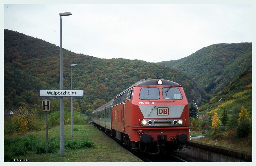 215138 am 19.10.1996 um 14.25 Uhr im Ahrtalstädchen Walporzheim auf dem Weg nach Remagen.
