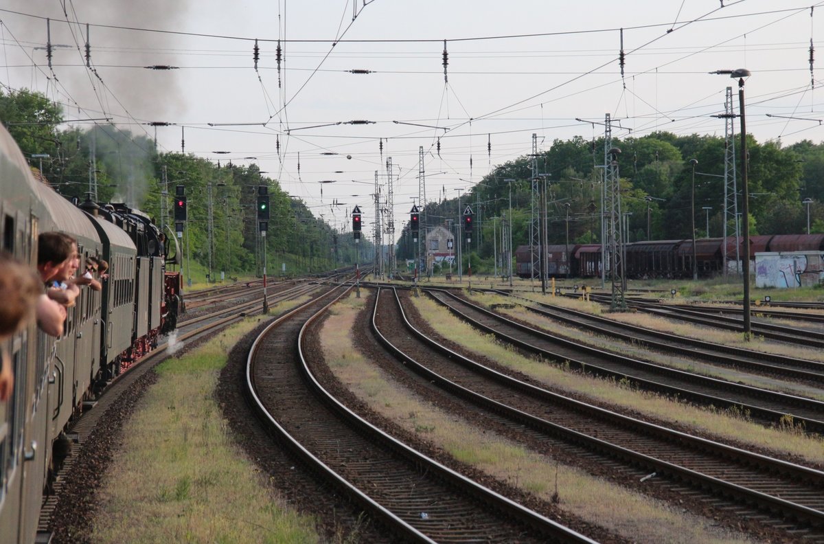 21.5.16 Eberswalde Hbf. Ein Traditionszug der Press an der Ausfahrt Richtung Bernau. Im Hintergrund das mittlerweile abgerissene Stw R1.
Heute (1.8.2017) vor 175 Jahren fuhren die ersten Regelzüge vom Stettiner Bahnhof bis Eberswalde. Wer sehen will, was vor 25 zu diesem Jubiläum stattfand: http://www.gerdboehmer-berlinereisenbahnarchiv.de/Bildergalerien/19920801-ebw/19920801.html Wer sehen will was 2017 auf die Beine gestellt wurde: Nichts.