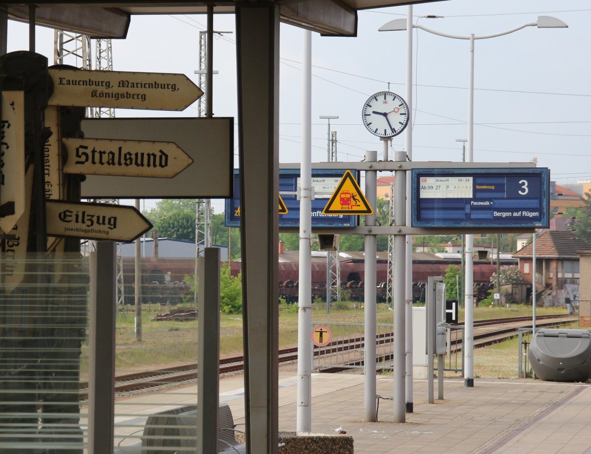 21.5.2016 Eberswalde Hbf. Historischer und aktueller Zugzielanzeiger zeigen Sonderzug nach Bergen auf Rügen