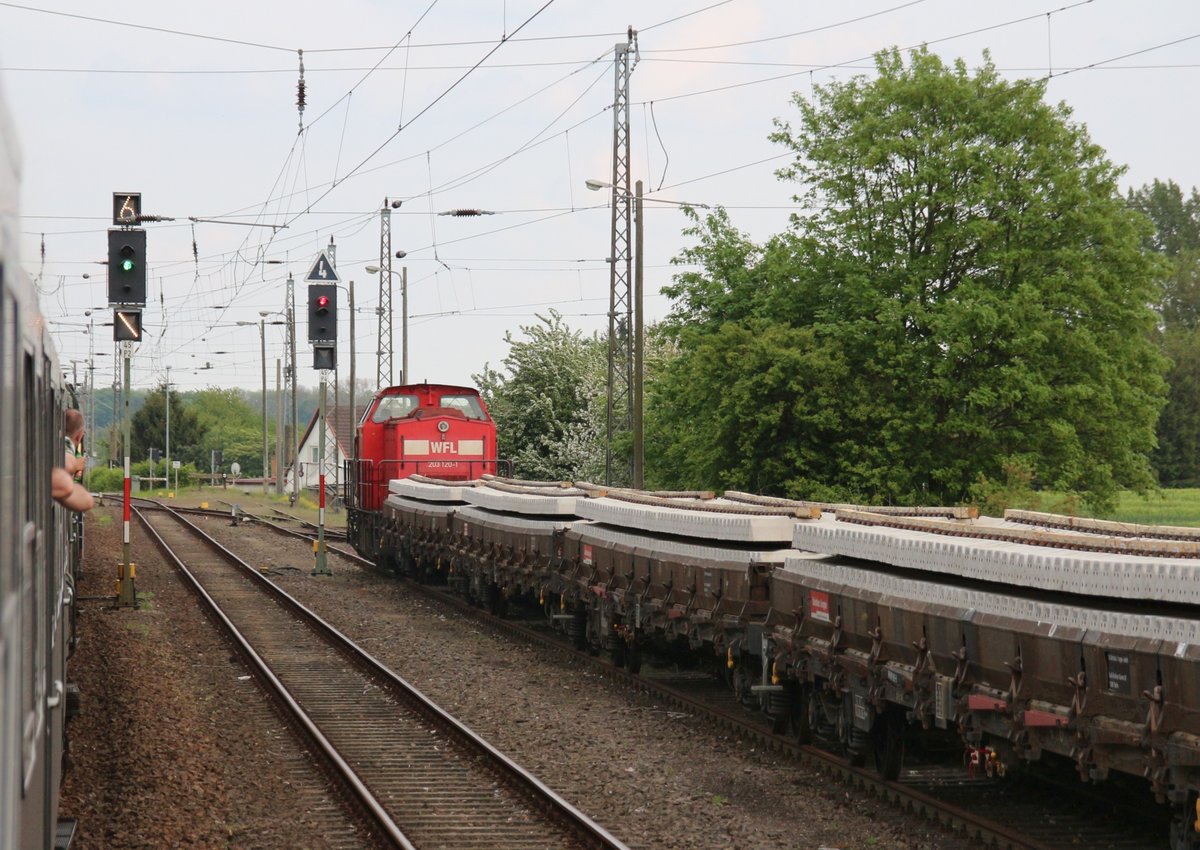 21.5.2016 Miltzow. Sonderzug Putbus-Leipzig wird auf Streckenleis der Gegenrichtung geleitet. 203 120 mit Schwellenzug daneben abgestellt.