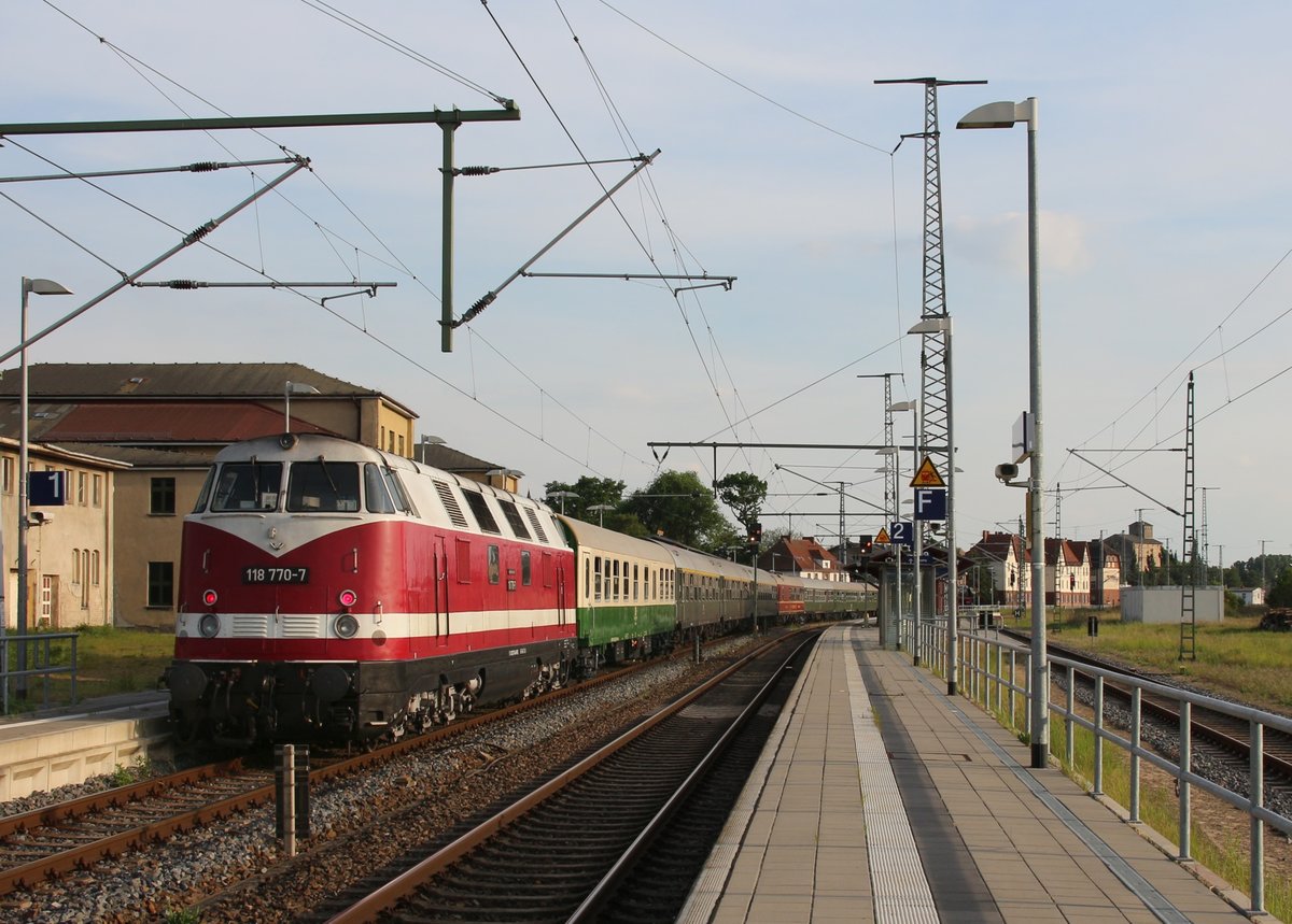 21.5.2016 Pasewalk. 118 770 als Schiebelok für Sonderzug der Press von Putbus nach Leipzig