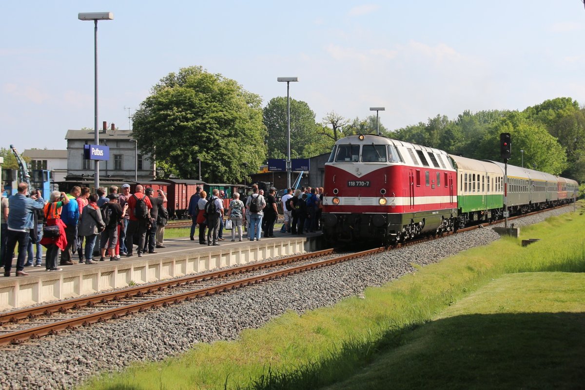 21.5.2016 Putbus, Bahnhofsfest. 118 770 bei der Breitstellung des Sonderzuges nach Leipzig