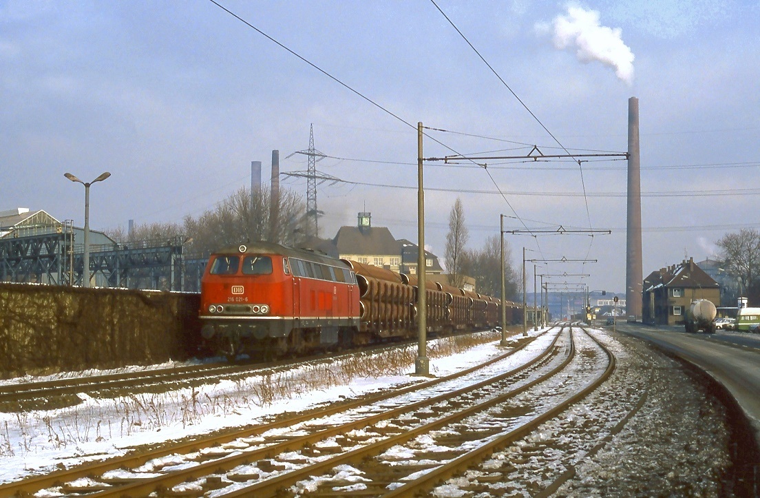216 021 erreicht aus Mülheim Styrum kommend die Mannesmann Werke in Duisburg Hüttenheim, 16.02.1985.