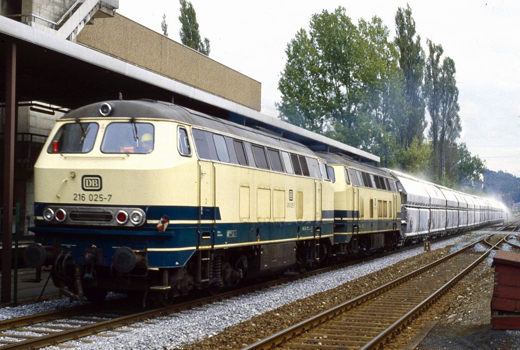 216 025 und 011 mit RWK-Sonderzkalktransport in Lendringsen im September 1987