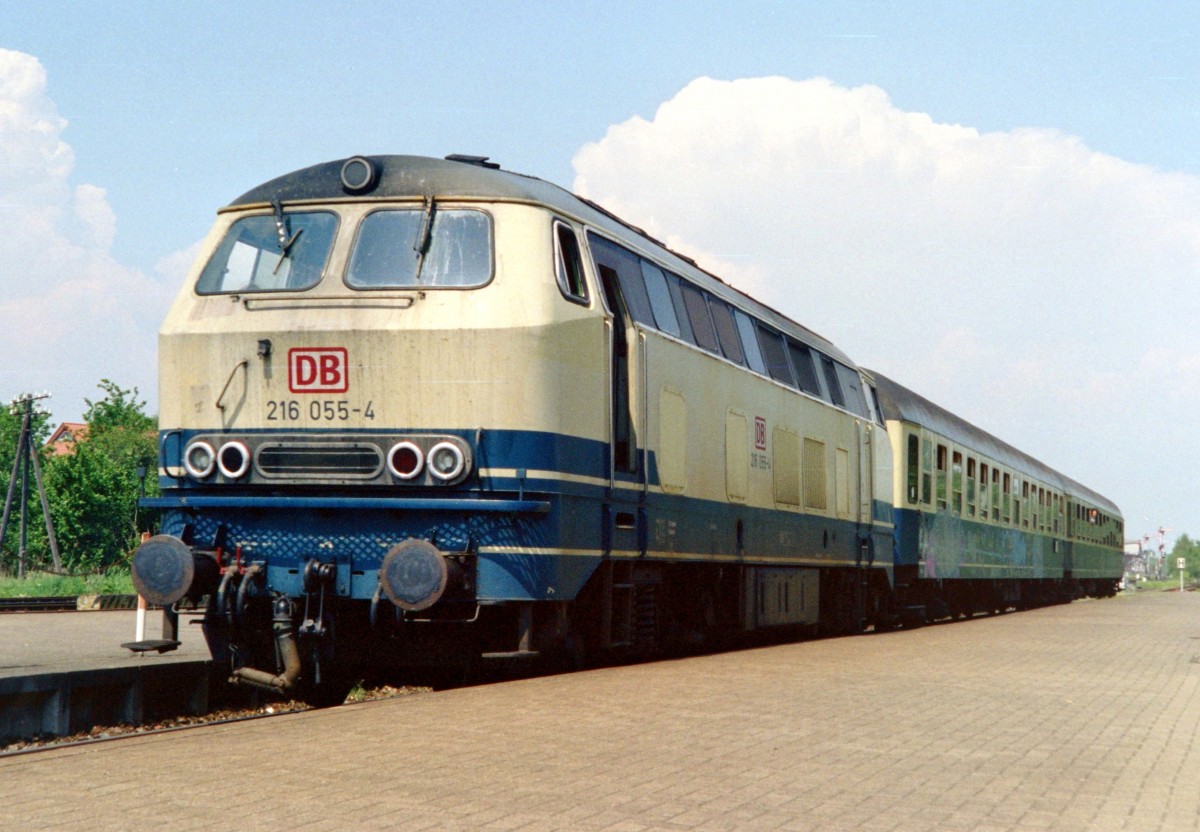216 055 mit RB 8320 (Delmenhorst–Osnabrck Hbf) am 08.06.1996 in Vechta