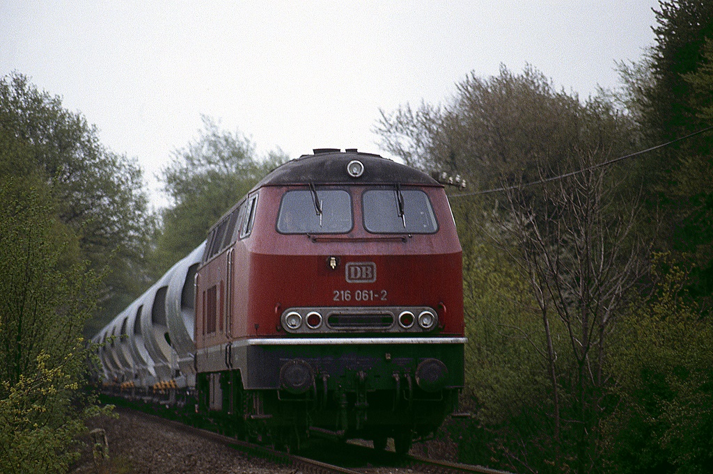 216 061 mit einem Kalkstaubzug im Angertal zwischen Flandersbach und Hofermühle, 06.05.1983. Die eigentlich in Braunschweig beheimatete Maschine wurde einige Monate als Leihlok an Rhein und Ruhr eingesetzt.