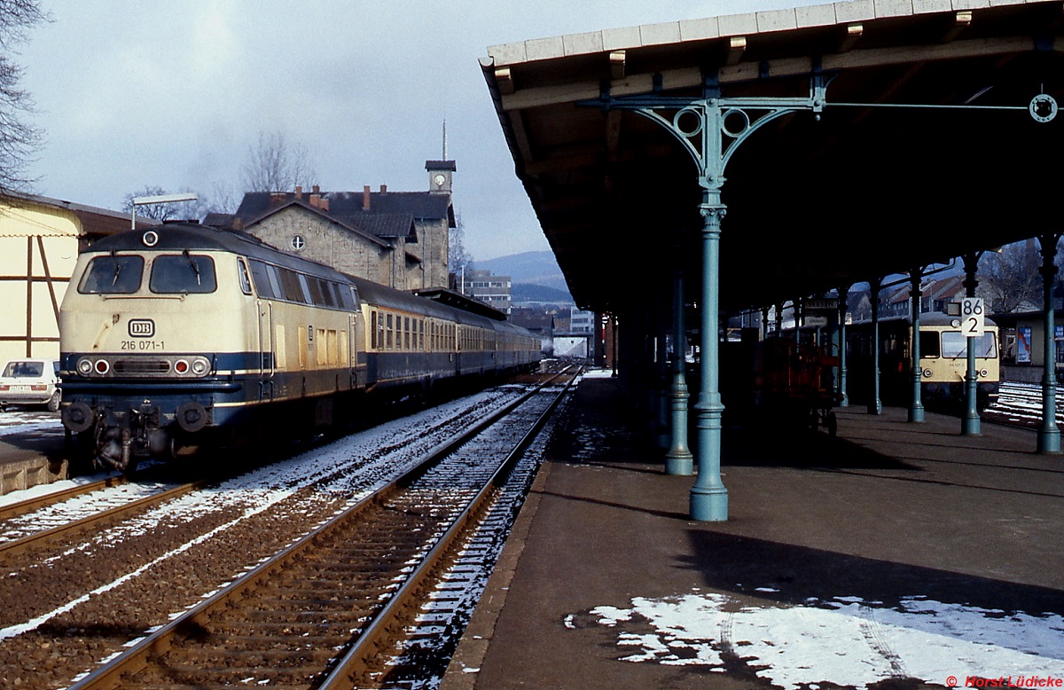 216 071-7 im Februar 1985 im Bahnhof Seesen. Im Hintergrund rechts wartet ein 515 auf die Abfahrt nach Herzberg.