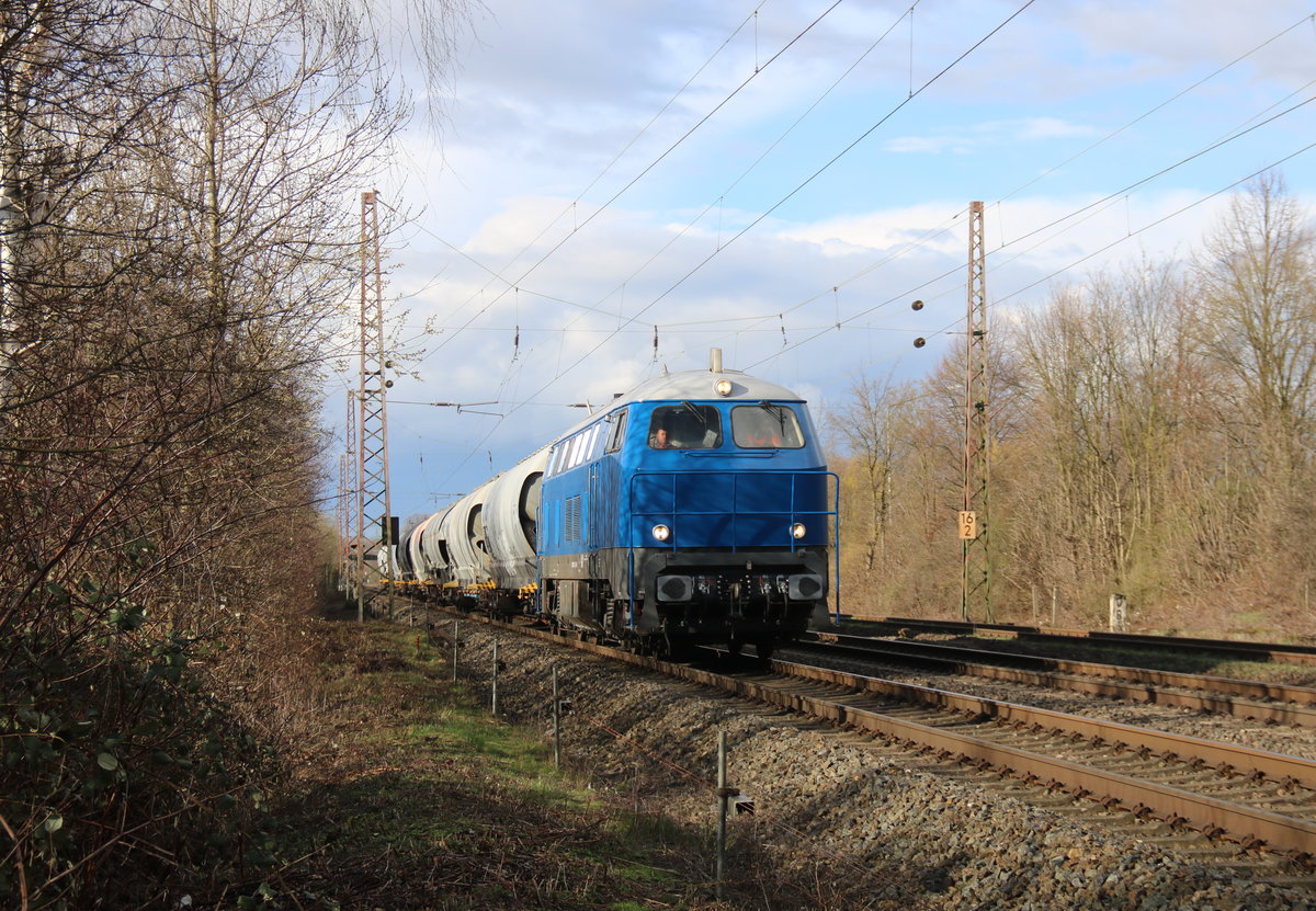216 111 der NIAG mit dem Sodazug aus Rheinberg auf dem Weg nach Düsseldorf-Reisholz durch Tiefenbroich am 7.3.19