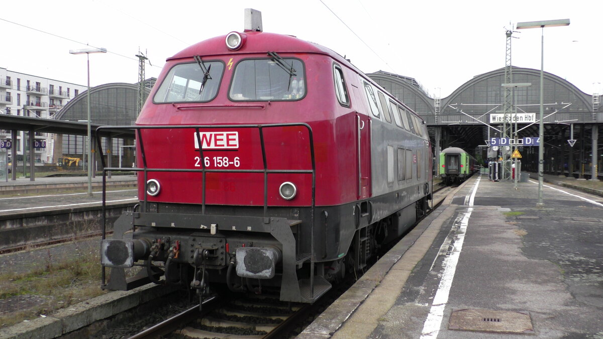 216 158-6 der Weser-Ems Eisenbahn steht in Wiesbaden Hbf auf Gleis 5. Aufgrund der Streckensperrung durch die Sprengung der Salzbachtalbrücke musste der REWE-Supermarktzug an diesem Wochenende mit einer Diesellok von Niedernhausen kommend nach Wiesbaden geschleppt werden. (10.12.2021)