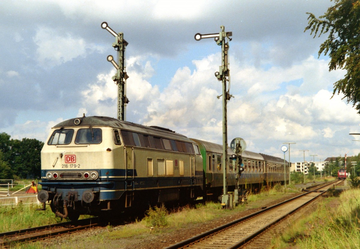 216 179 mit RB 3870 (Wolfsburg–Braunschweig) am 31.08.1998 in Lehre (Braunschweig)