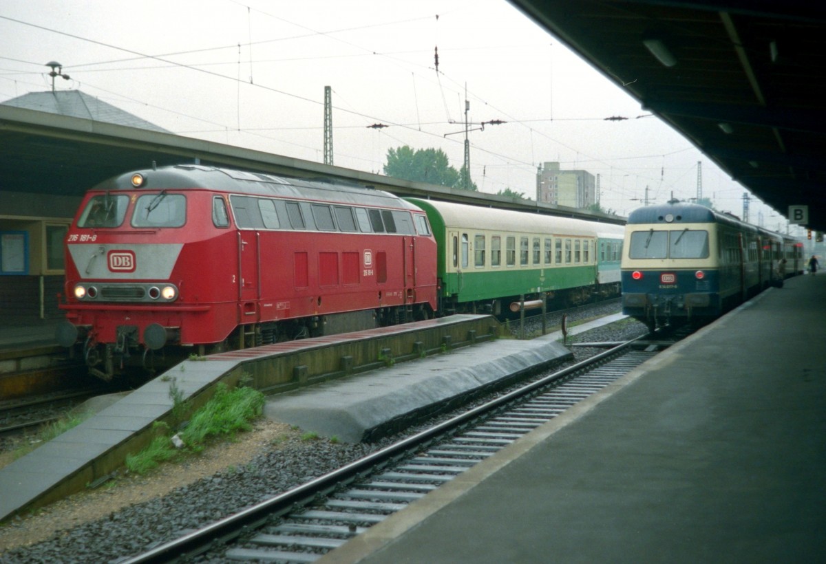 216 181 mit E 3657 (Gttingen–Dessau) und 614 077 als E 6959 (Ottbergen–Gttingen) am 25.09.1993 in Gttingen