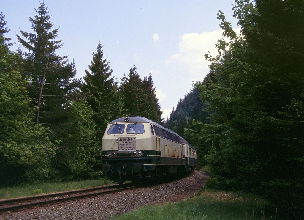 216 189 mit letzter Fahrt Hallenberg - Winterberg vor dem Winterberger Tunnel II, 28.05.1992