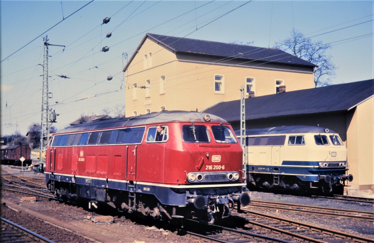 216 200 Bw Kassel fährt am Sonntag, 10.04.1988 ins Bw Bebra ein.