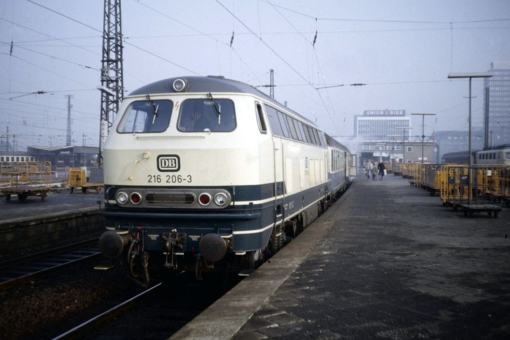 216 206 mit Eilzug nach Iserlohn / Winterberg im März 1983 in Dortmund Hbf.