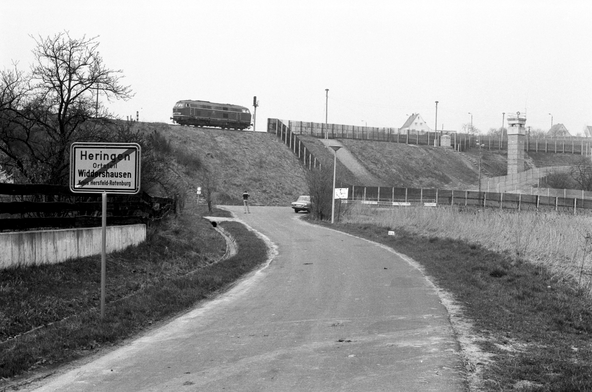 216 212 als LZ bei Widdershausen, Strecke Heringen-Gerstungen (3.4.1981).