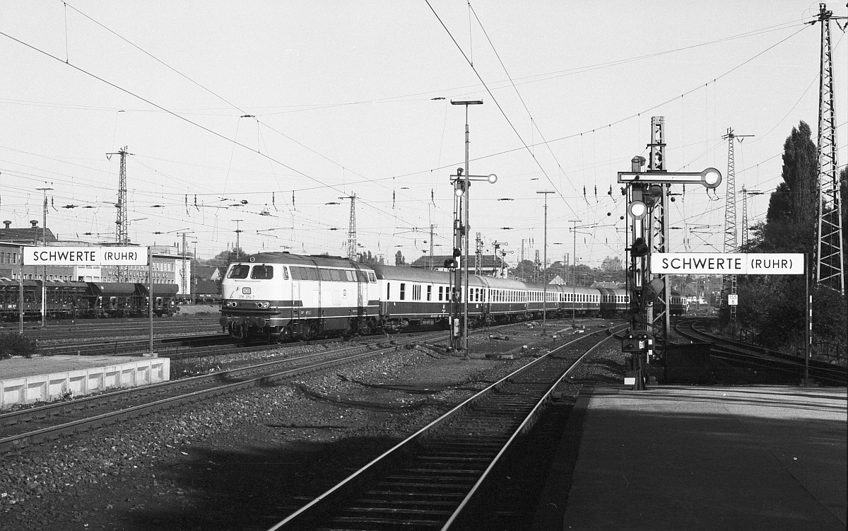 216 214 mit Schnellzug von der oberen Ruhrtalbahn kommend fhrt in Schwerte ein (20.10.1985).