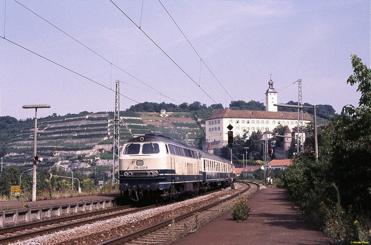 216 223 mit E 3853 (Frankfurt/M - Stuttgart) bei der Einfahrt in den Bf. Gundelsheim - 06.08.1992