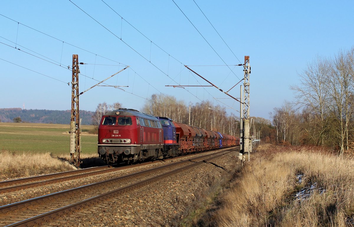 216 224-6 (IGE) und 745 701-3 (RailTransport Stift) zu sehen am 21.02.18 mit einem Dünger oder Getreidezug bei Nebanice/Tschechien.