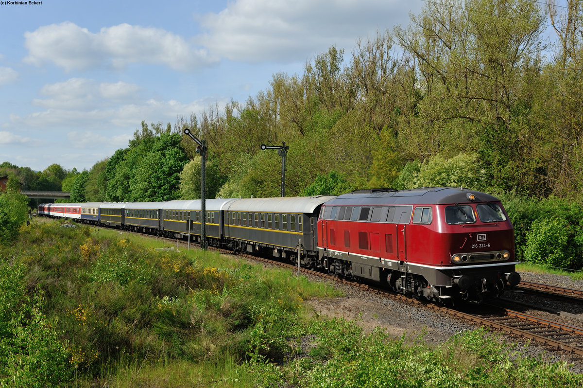 216 224-6 von der IGE mit dem DPE 2086 (Dresden Hbf - Passau Hbf) bei der Durchfahrt in Reuth b. Erbendorf, 17.05.2015