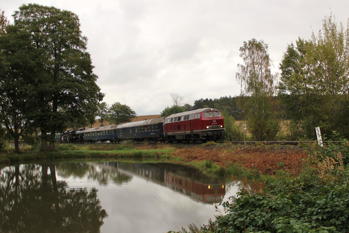 216 224-6 (IGE) mit DPE 62064 als Überführung einer schwedischen Dampflok B 1135 am 03.10.16 von Rostock Seehafen nach Augsburg. Hier der Zug in Pöllwitz an den Teichen.