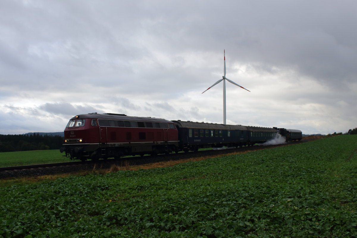 216 224-6 mit der Überführung der schwedischen Dampflok B1135 als DPE 62064. Aufgenommen am 03.10.2016 bei Pausa. 