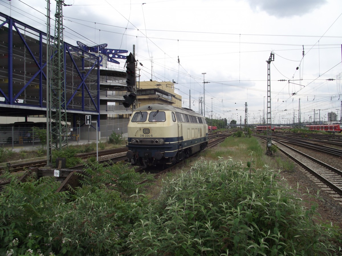 216 224-6 steht am 14.05.11 in Mannheim Hbf von Bahnsteig aus fotografiert