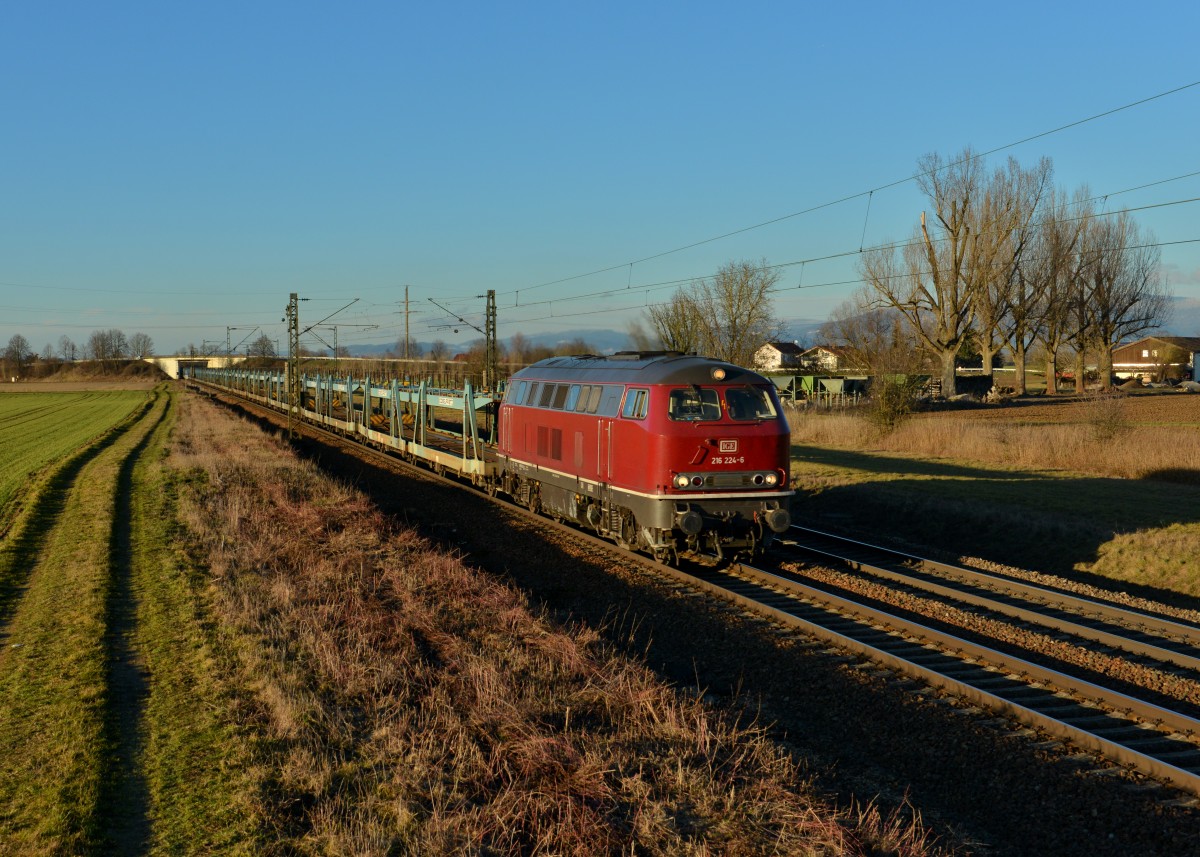 216 224 mit einem leeren Autozug am 14.01.2016 bei Plattling. 