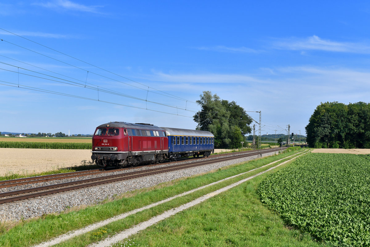 216 224 mit einem Personenwagen am 03.07.2018 bei Langenisarhofen. 