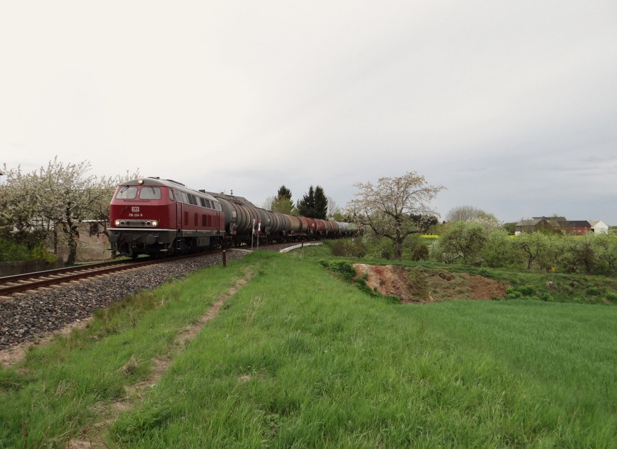 216 224 zu sehen am 05.05.15 mit einem Kesselzug in Mehltheuer.