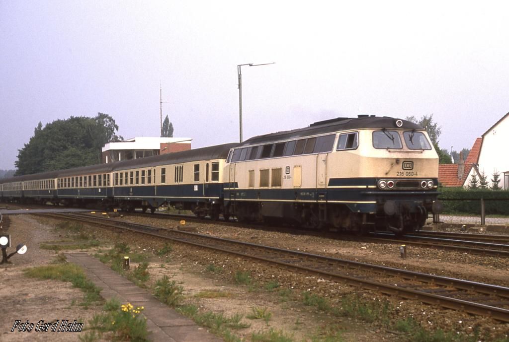 216060 erreicht am 11.9.1988 um 11.58 Uhr mit einem E aus Oldenburg den Bahnhof Osnabrück - Eversburg. Heute ist selbiger längst aufgelassen!