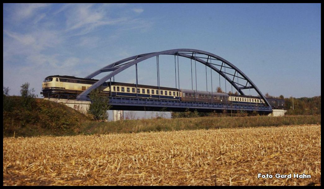 216082 überquert mit dem Eilzug nach Osnabrück am 28.10.1989 um 10.55 Uhr die Eisenbahnbrücke über den Mittellandkanal bei Achmer.