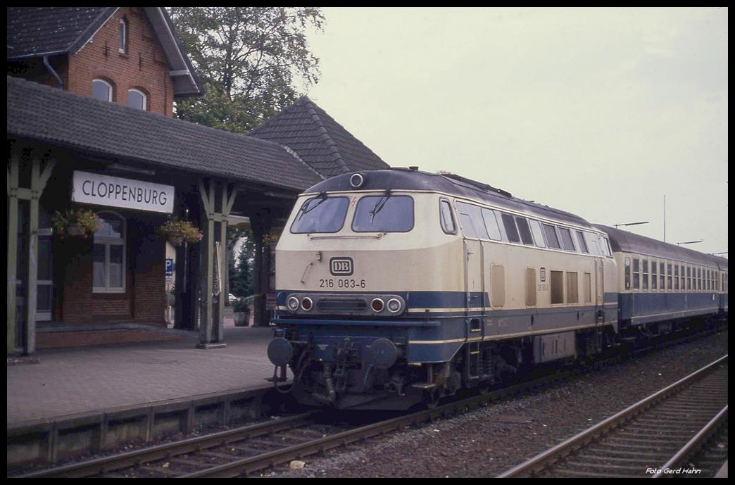 216083 hält hier am 27.10.1989 um 10.58 Uh mit dem E 3284 nach Osnabrück im Bahnhof Cloppenburg.