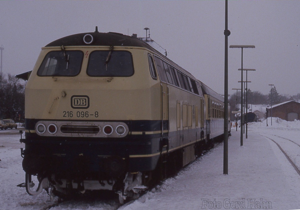 216096 mit E 3188 nach Köln am Bahnsteig im Bahnhof Winterberg am 5.3.1988 um 13.00 Uhr.