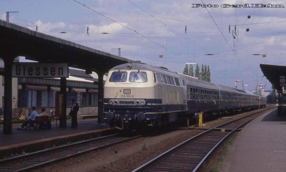 216109 kommt mit einem Eilzug aus Frankfurt am 6.7.1988 um 14.55 Uhr in Gießen an.