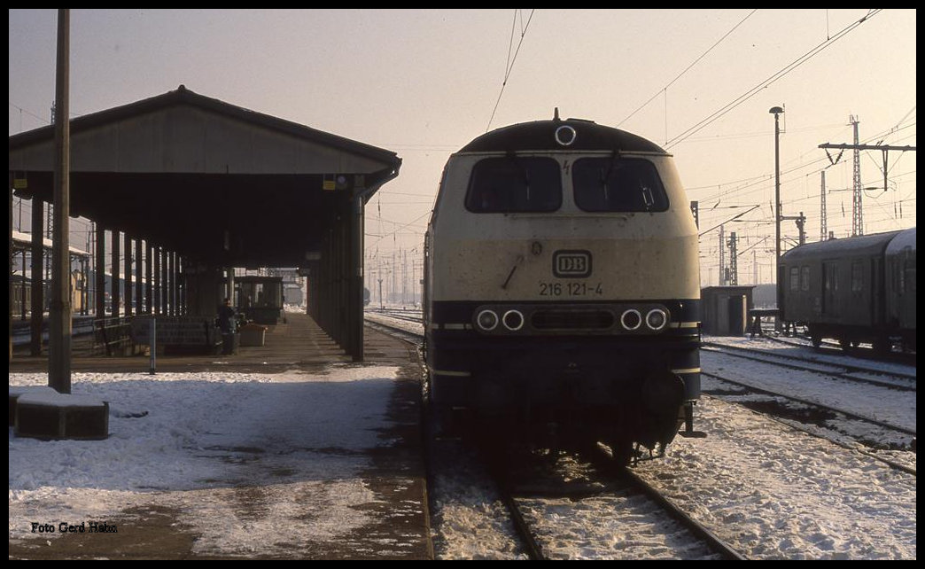 216121 wartet vor einem Personenzug im Bahnhof Nordhausen am 3.2.1993 um 12.02 Uhr auf die Abfahrt in Richtung Westen.