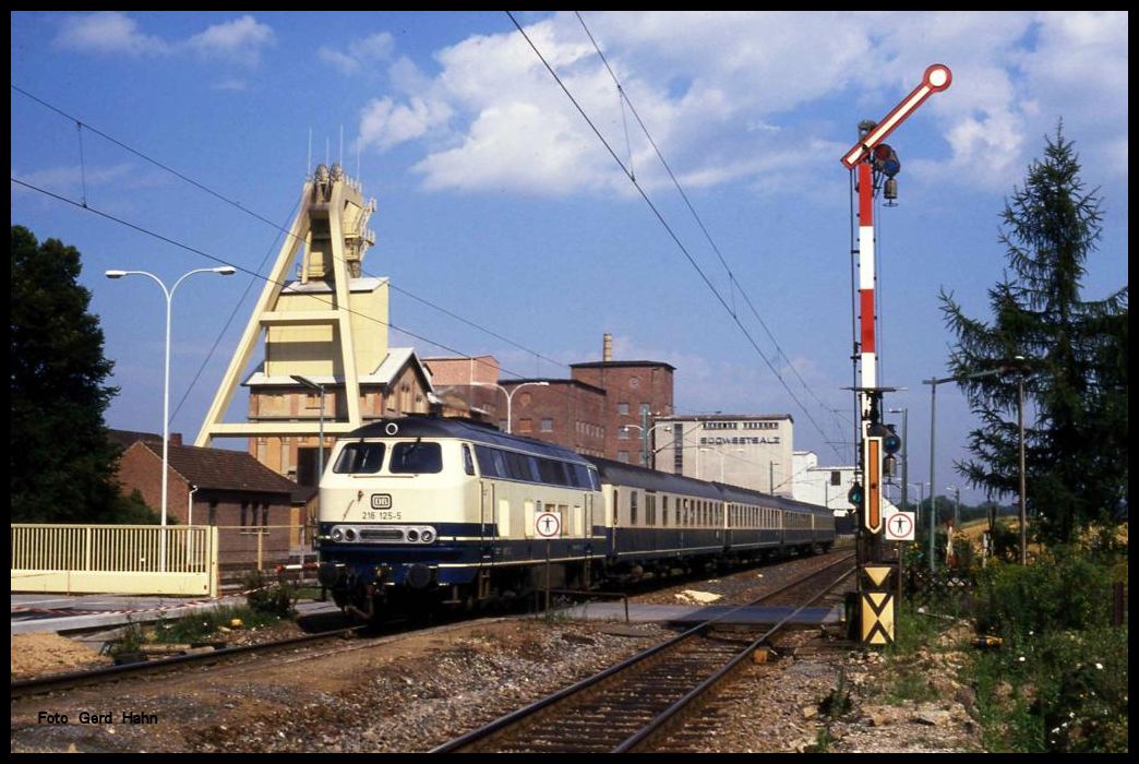 216125 mit E 3853 nach Heilbronn am 15.8.1989 um 10.53 Uhr in Bad Friedrichshall - Kochendorf.