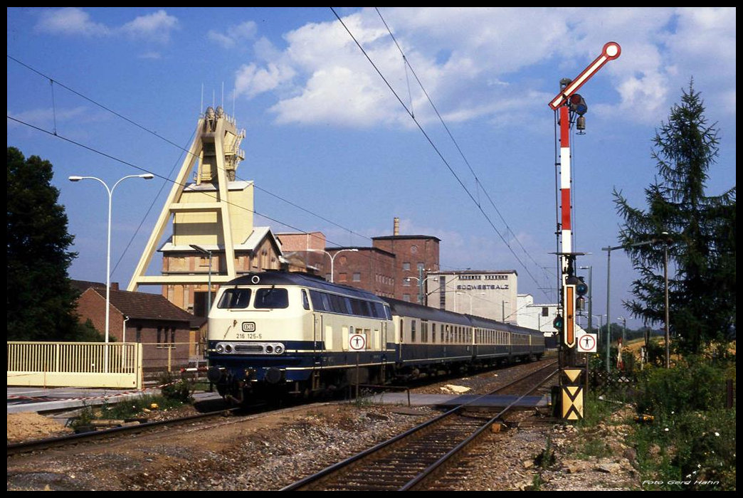 216125 mit E 3853 nach Heilbronn am 15.8.1989 um 10.53 Uhr vor dem Salzbergwerk in Bad Friedrichshall.