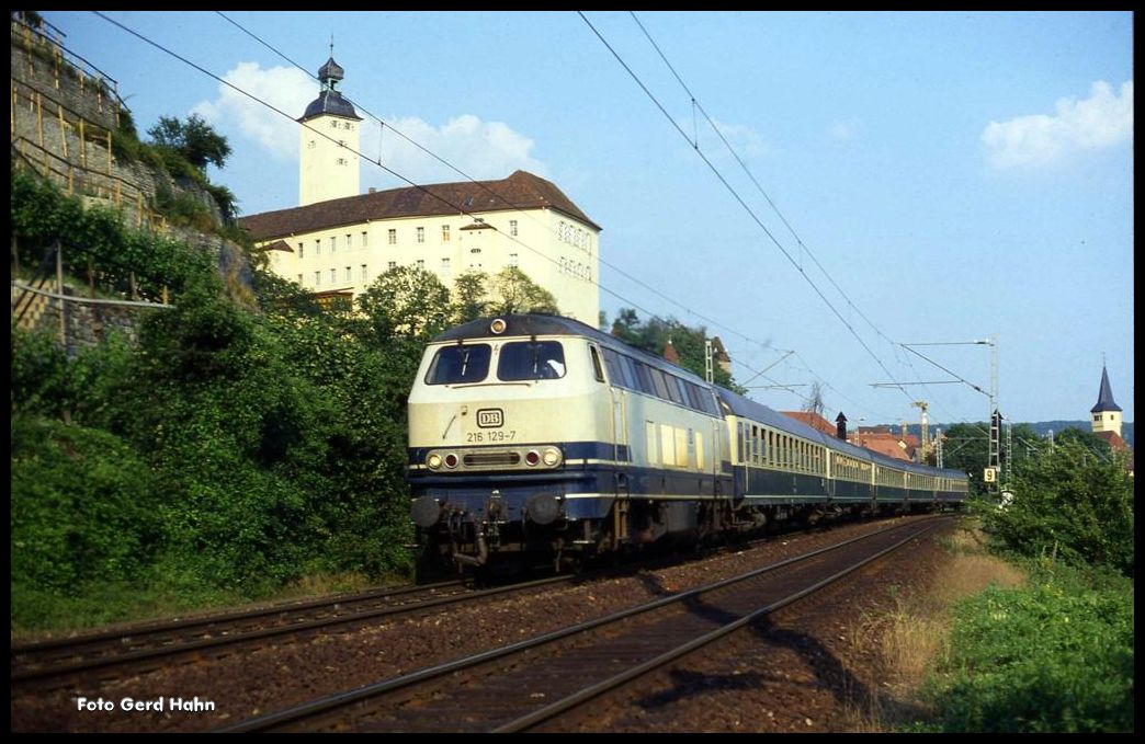 216129 war am 8.7.1991 um 18.36 Uhr mit dem E 3384 auf der Neckartalbahn bei Gundelsheim in Richtung Eberbach unterwegs.