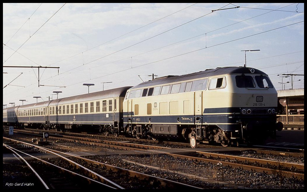 216135 fährt am 13.8.1989 um 8.10 Uhr mit dem E 3852 nach Frankfurt in Bad Friedrichshall ab.