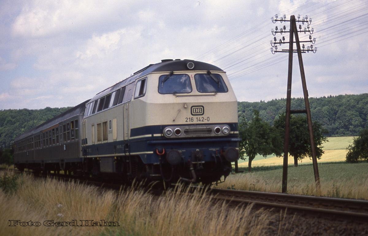 216142 am 6.7.1988 um 12.13 Uhr bei Borsdorf mit einem Nahverkehrszug Richtung Stockheim.