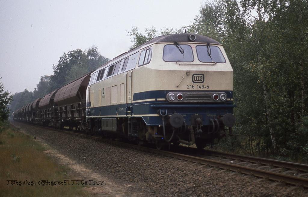 216149 ist am 21.9.1988 um 15.26 Uhr auf der eingleisigen Strecke bei Lotte - Halen in Richtung Achmer und Bramsche unterwegs.