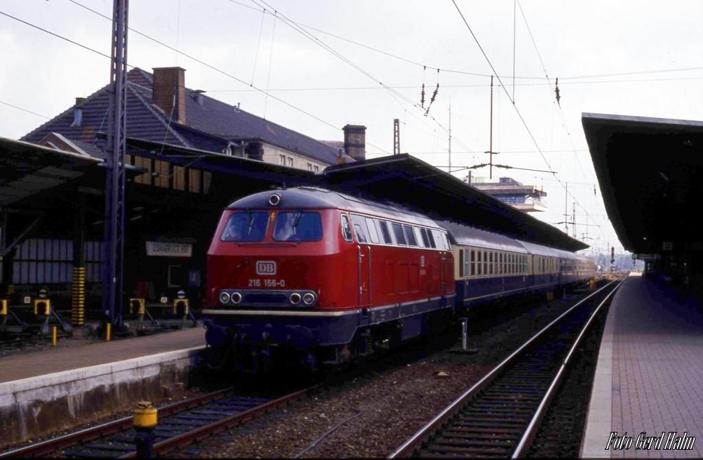 216156 mit E nach Wilhelmshaven am 13.08.1988 um 11.53 Uhr auf Gleis 1 im Hauptbahnhof Osnabrück. Der Zug drückte nach dem Abfahrtsignal langsam in Richtung Schinkel zurück und fuhr dann durch die Kluskurve zum unteren Bahnhof in Richtung Wilhelmshaven. Das war eine völlig ungewohnte und außergewöhnliche Verfahrensweise; denn normaler Weise fahren Züge nach Oldenburg und Wilhelmshaven
im unteren Bahnhof ab.