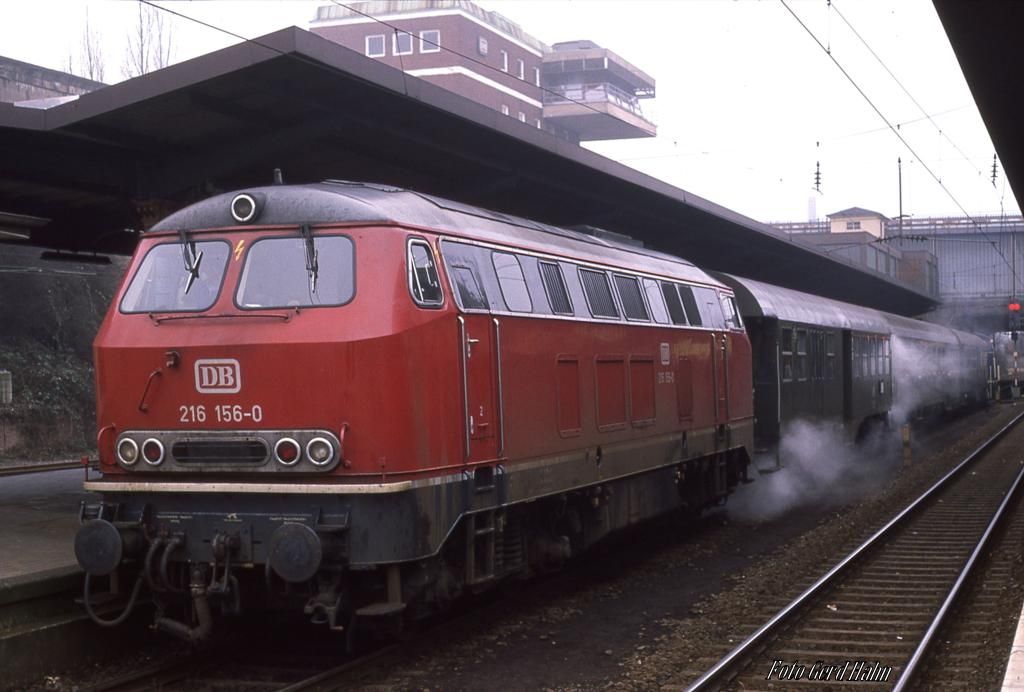 216156 steht mit dem E 7349 am 11.1.1989 abfahrbereit nach Wilhelmshaven im unteren HBF Osnabrück. Die Dampfheizung säuselt zwischen den Umbauwagen des Zuges. 