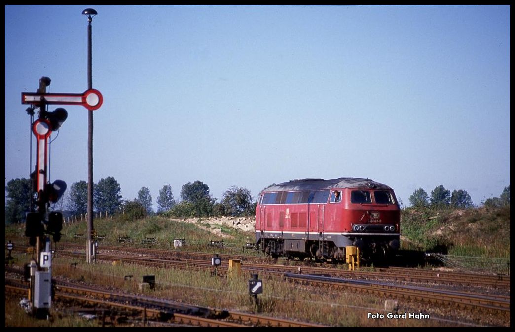 216181 rangiert am 16.9.1990 um 11.03 Uhr im Gleisvorfeld des DDR Grenzbahnhofs Oebisfelde. 