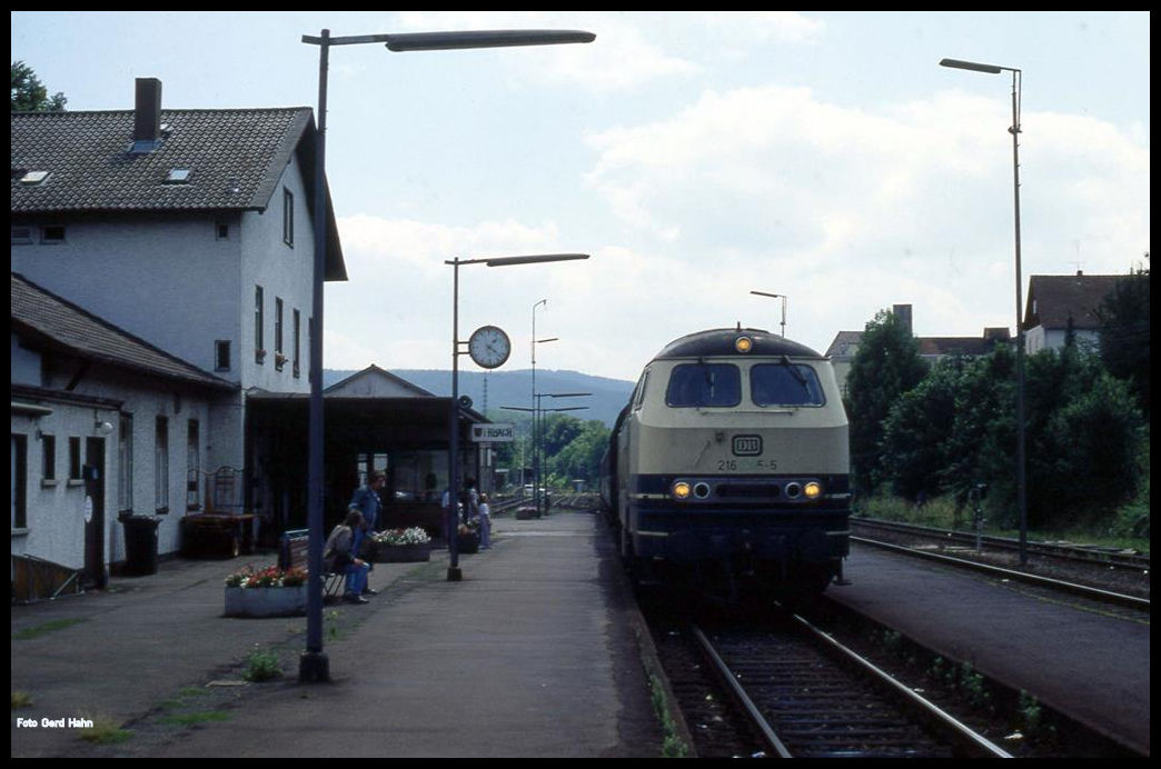 216205 hält hier am 16.7.1991 um 13.22 Uhr mit dem E 3854 nach Frankfurt am Main im Bahnhof Erbach.